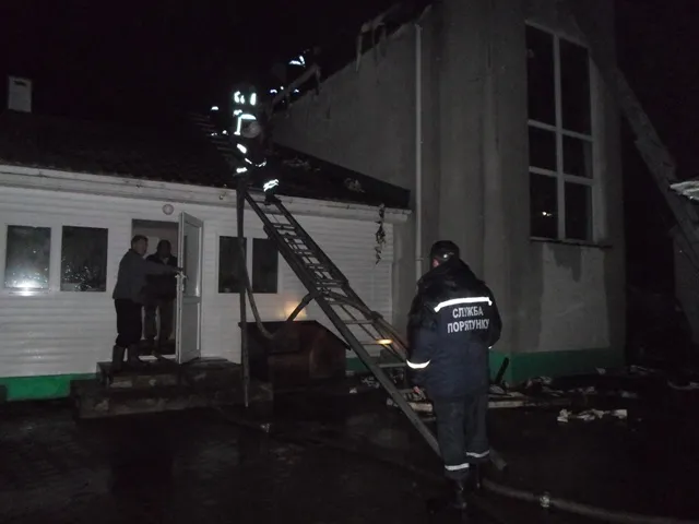 На Рівненщині горів маєток «Царя» (Фото) + (Відео) — фото 5