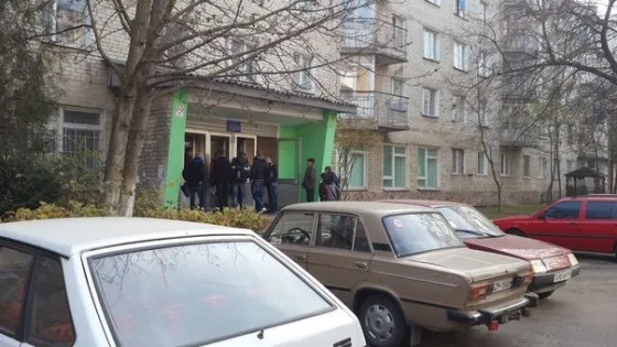 Напад на студентський гуртожиток: хлопцю розбили битою голову (Відео) — фото 1
