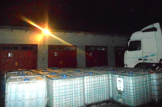 Правоохоронці викрили вантажівку, заповнену небезпечним для життя алкоголем (Фото) — фото 1