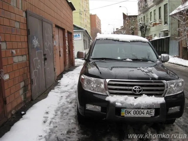 У Рівному авторагулі продовжують паркуватися на тротуарах (Фоторепортаж) — фото 4