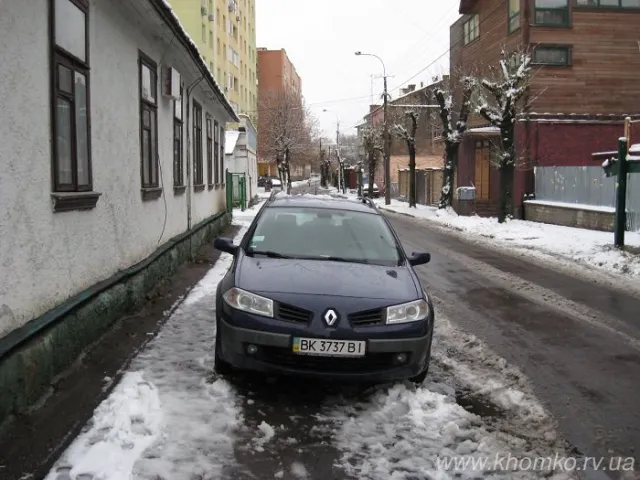 У Рівному авторагулі продовжують паркуватися на тротуарах (Фоторепортаж) — фото 7