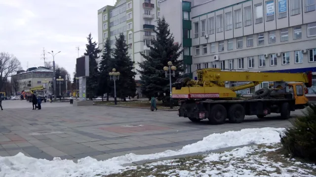 На центральну площу міста Рівне, привезли головну ялинку області (Фото) — фото 2