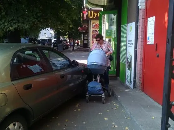 Рівнянин вирішив припаркуватись на Театральній площі (фото) — фото 2