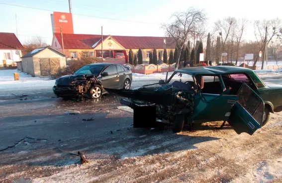 На Ровенщине «ВАЗ» врезался в «Mitsubishi Lancer». Четыре человека в больнице — фото 2