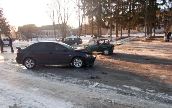 На Ровенщине «ВАЗ» врезался в «Mitsubishi Lancer». Четыре человека в больнице — фото 3