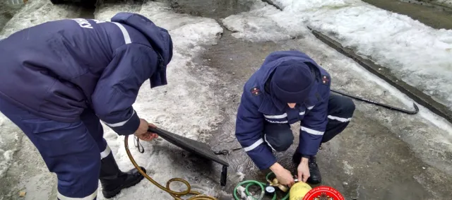 У Рівному «Швидка допомога» застрягла у відкритому каналізаційному колодязі — фото 1