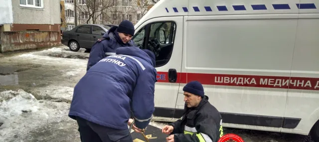 У Рівному «Швидка допомога» застрягла у відкритому каналізаційному колодязі — фото 2