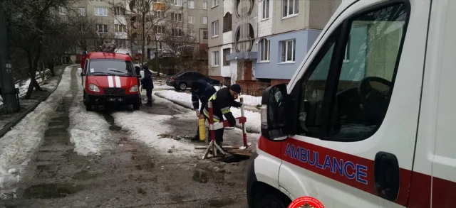 У Рівному «Швидка допомога» застрягла у відкритому каналізаційному колодязі — фото 3